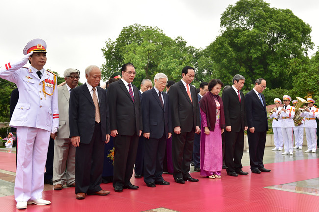 Các đồng chí lãnh đạo Đảng, Nhà nước tưởng nhớ các anh hùng, liệt sĩ. Các đồng chí lãnh đạo Đảng, Nhà nước tưởng nhớ các anh hùng, liệt sĩ.
