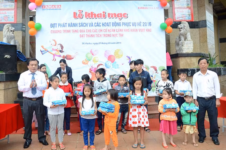 Nhà sách Fahasa tặng quà cho các em học sinh có hoàn cảnh khó khăn. Ảnh: Phương Linh