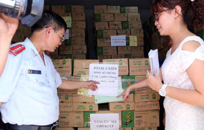 Phó Chánh Thanh tra Bộ Y tế Nguyễn Văn Nhiên (trái) kiểm tra lô hàng trước khi tiêu hủy  Phó chánh Thanh tra Bộ Y tế Nguyễn Văn Nhiên (trái) kiểm tra lô hàng trước khi tiêu hủy