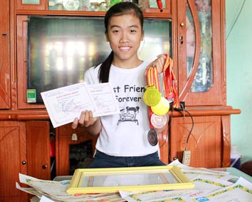 Vi khoe những thành tích mà bản thân đã đạt được. Ảnh: Hồng Thi Vi khoe những thành tích mà bản thân đã đạt được. Ảnh: Hồng Thi