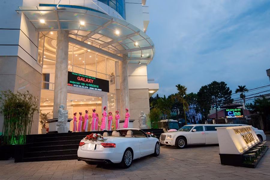  Đội ngũ nhân viên chuyên nghiệp cùng dịch vụ xe cưới cao cấp. Ảnh: T.B