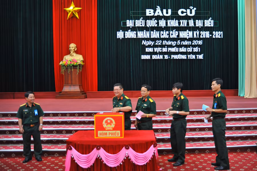 Ban Giám đốc Binh đoàn 15 tham gia bỏ phiếu. Ảnh: N.G