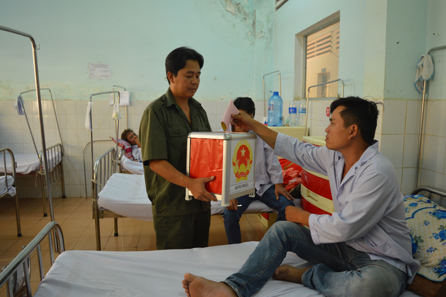 Cử tri là bệnh nhân đang thực hiện quyền công dân của mình. Ảnh: P.D