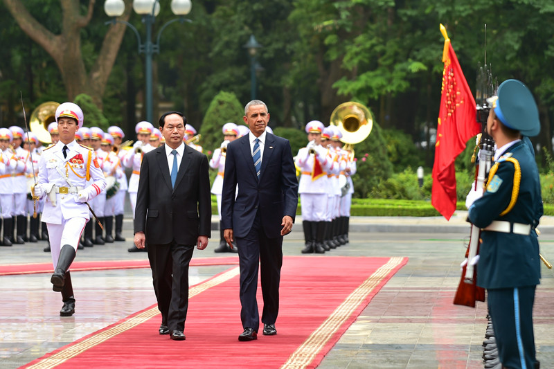 Chủ tịch nước Trần Đại Quang và Tổng thống Barack Obama duyệt đội danh dự Quân đội nhân dân Việt Nam Chủ tịch nước Trần Đại Quang và Tổng thống Barack Obama duyệt đội danh dự Quân đội nhân dân Việt Nam