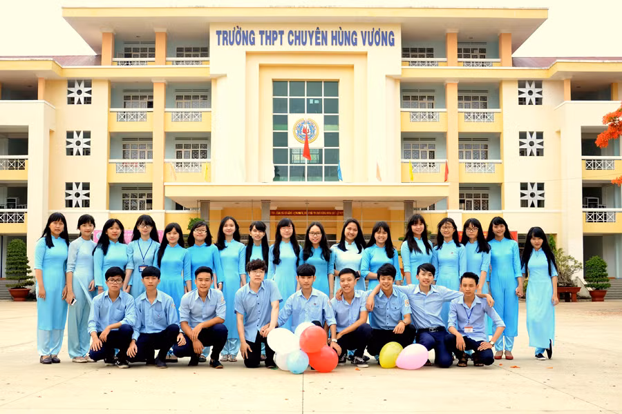 Cùng nhau lưu giữ tuổi học trò dưới mái trường. Ảnh: P.V