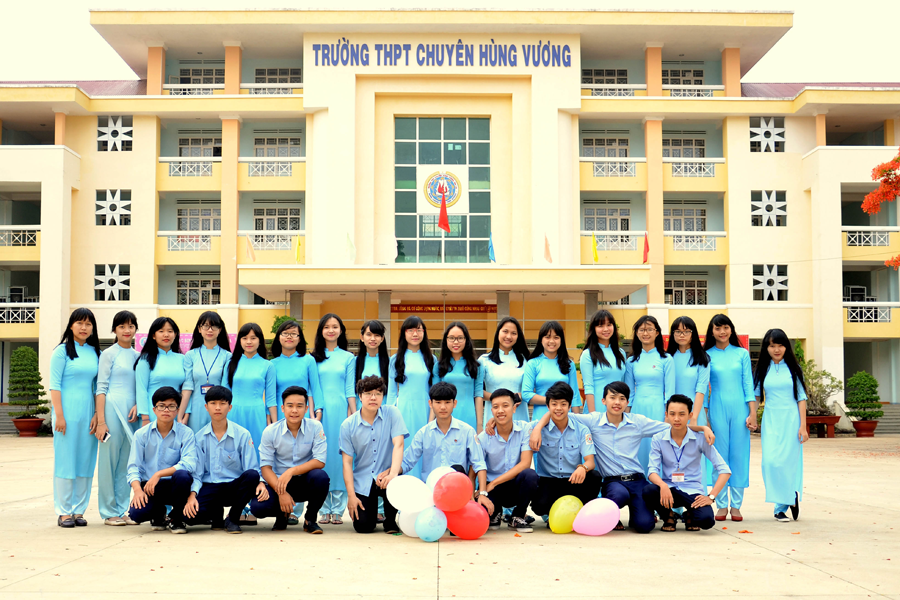 Học sinh Trường THPT Chuyên Hùng Vương. Ảnh: P.V Cùng nhau lưu giữ tuổi học trò dưới mái trường. Ảnh: P.V