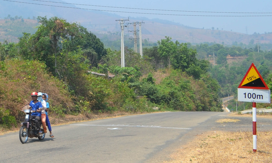 Những người tham gia giao thông không đội mũ bảo hiểm đi qua cổng UBND xã Ia Kreng, huyện Chư Pah. Ảnh: H.C Những người tham gia giao thông không đội mũ bảo hiểm đi qua cổng UBND xã Ia Kreng, huyện Chư Pah. Ảnh: H.C
