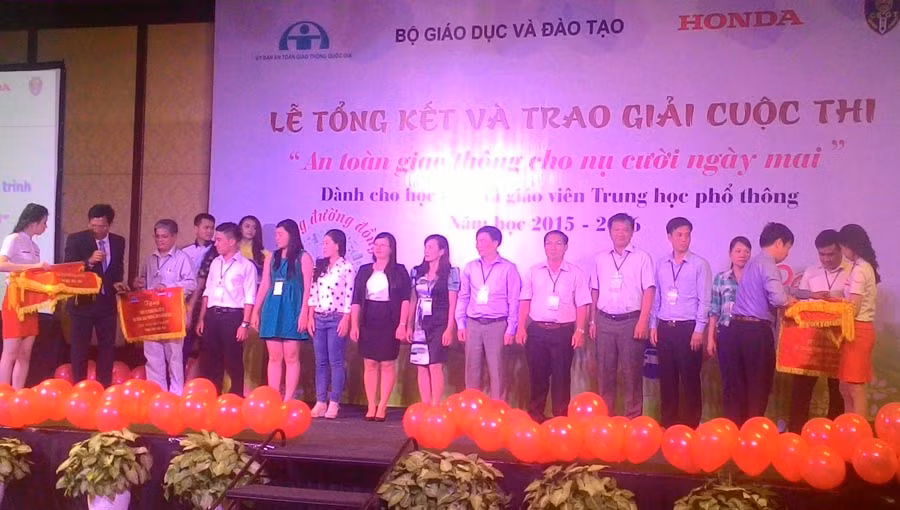  Ban tổ chức trao giải cuộc thi “An toàn giao thông vì nụ cười ngày mai”. Ảnh: Ngọc Thu