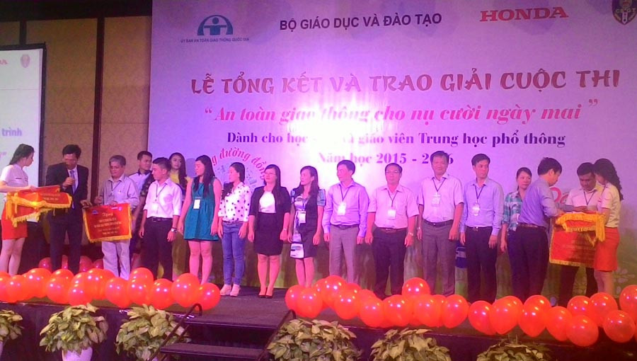  Ban tổ chức trao giải cuộc thi “An toàn giao thông vì nụ cười ngày mai”. Ảnh: Ngọc Thu