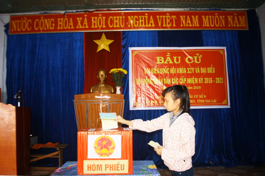 Cử tri Nguyễn Thị Thu Hằng (18 tuổi) - SV Trường Trung cấp vui mừng bỏ phiếu thực hiện quyền công dân thiêng liêng lần đầu. Ảnh: Nguyễn Dung