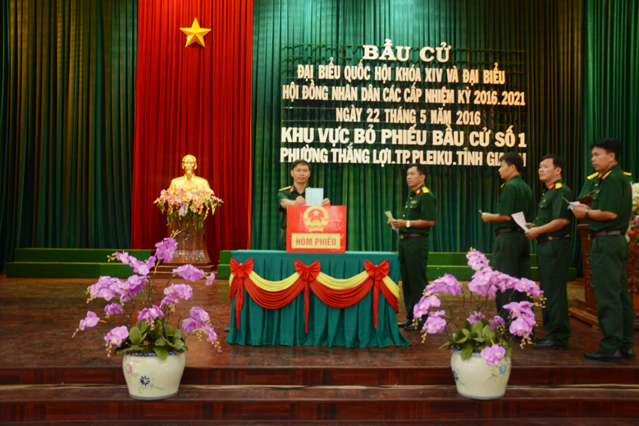 Cử tri Quân đoàn 3 thực hiện quyền công dân. Ảnh: V.H