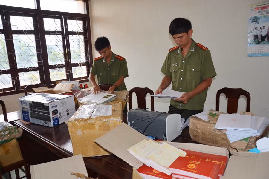Cơ quan Điều tra tịch thu số lượng lớn văn bằng, chứng chỉ giả. Ảnh: H.T