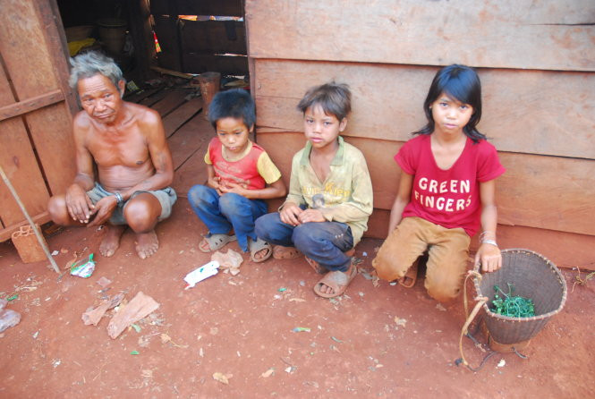 Ba đứa trẻ Jrai mồ côi cả cha lẫn mẹ, đang ở với ông bà già yếu, được Lợi đưa về nuôi Ba đứa trẻ Gia Rai mồ côi cả cha lẫn mẹ, đang ở với ông bà già yếu, được Lợi đưa về nuôi