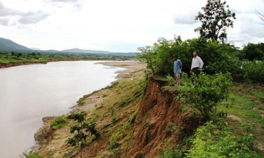 Nhiều hộ dân ở buôn Hlang sống ở vùng sạt lở của lưu vực sông Ba đã phải di dời đến làng tái định cư. Nhiều hộ dân ở buôn Hlang sống ở vùng sạt lở của lưu vực sông Ba đã phải di dời đến làng tái định cư.