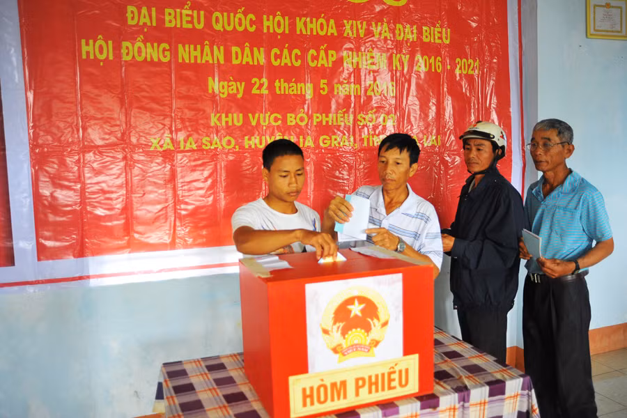 Người dân thôn làng Nan, xã Ia Sao tham gia bỏ phiếu. Ảnh: N.G