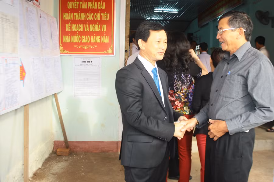 Đồng chí Dương Văn Trang trò chuyện cùng cử tri Ksor Keng tại khu vực bỏ phiếu. Ảnh: Nguyễn Dung