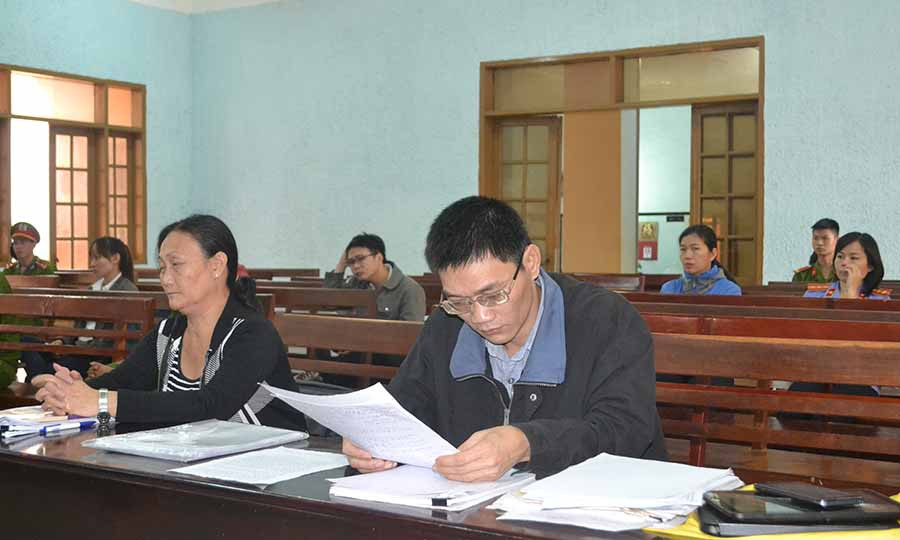  Bà Oanh và ông Hiển tham gia phiên tòa. Ảnh: Hoàng Cư