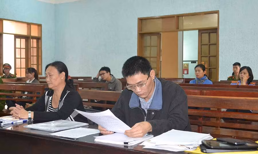 Bà Oanh và ông Hiển tham gia phiên tòa. Ảnh: Hoàng Cư Bà Oanh và ông Hiển tham gia phiên tòa. Ảnh: Hoàng Cư