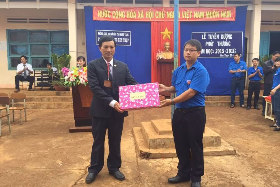 Tặng quà cho đại diện Trường Tiểu học Kon Thụp. Ảnh: P.L