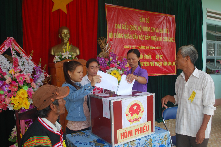 Cử trị huyện Phú Thiện đi bầu cử từ rất sớm. Ảnh: N.T