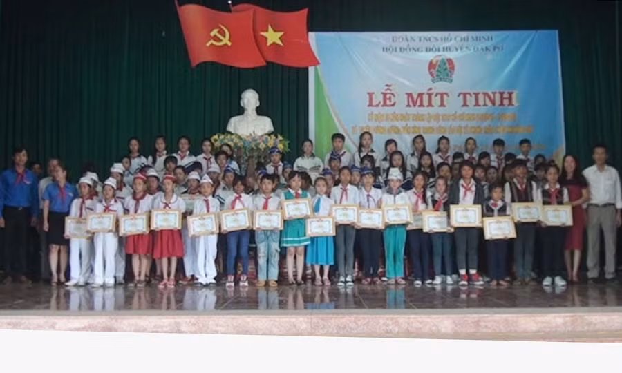  Tặng giấy khen cho các Đội viên có thành tích xuất sắc. Ảnh: Hồng Thi