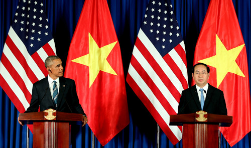 Chủ tịch nước Trần Đại Quang và Tổng thống Barack Obama đồng chủ trì họp báo quốc tế thông báo về kết quả hội đàm giữa hai bên. Chủ tịch nước Trần Đại Quang và Tổng thống Barack Obama đồng chủ trì họp báo quốc tế thông báo về kết quả hội đàm giữa hai bên.