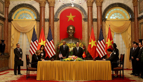 Chủ tịch nước Trần Đại Quang và Tổng thống Barack Obama chứng kiến lễ ký kết các văn kiện hợp tác giữa Việt Nam và Hoa Kỳ  Chủ tịch nước Trần Đại Quang và Tổng thống Barack Obama chứng kiến lễ ký kết các văn kiện hợp tác giữa Việt Nam và Hoa Kỳ