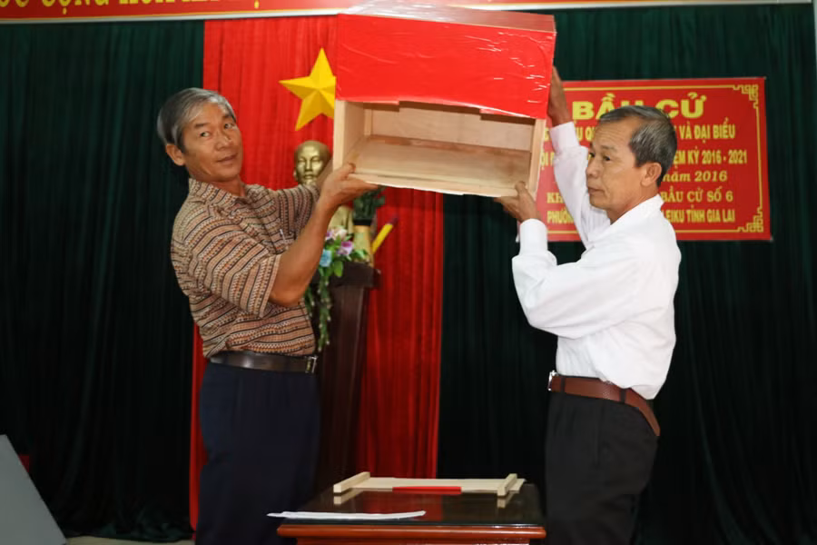 Tiến hành kiểm tra niêm phong Hòm phiếu tại khu vực bầu cử số 6, phường Hoa Lư. Ảnh: Q.T