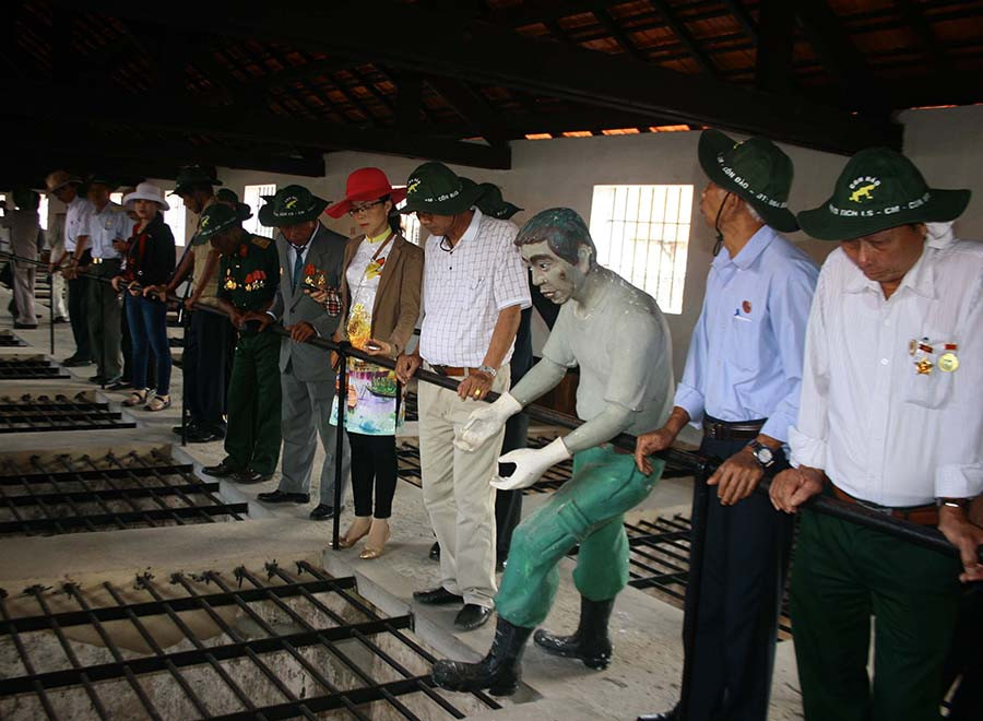 Du khách tham quan khu chuồng cọp di tích Nhà tù Côn Đảo. Ảnh: N.D Du khách tham quan khu chuồng cọp di tích Nhà tù Côn Đảo. Ảnh: N.D