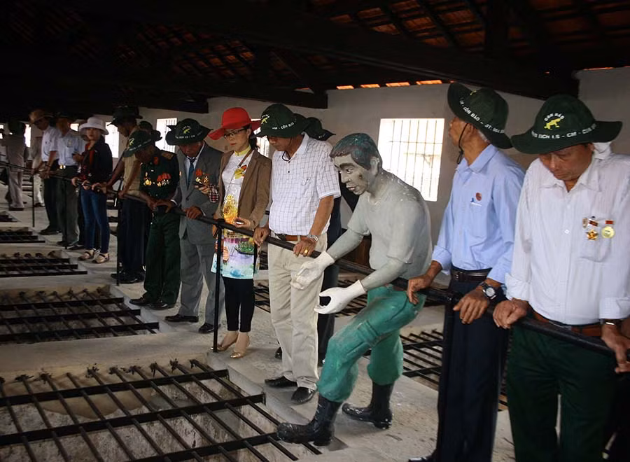 Du khách tham quan khu chuồng cọp di tích Nhà tù Côn Đảo. Ảnh: N.D
