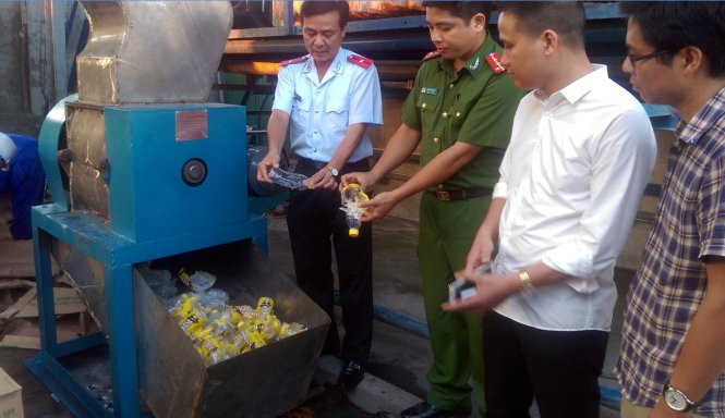Chiều 31-5, hơn 10 tấn hàng sản phẩm nước giải khát C2 đã được tiêu hủy  Chiều 31-5, hơn 10 tấn hàng sản phẩm nước giải khát C2 đã được tiêu hủy