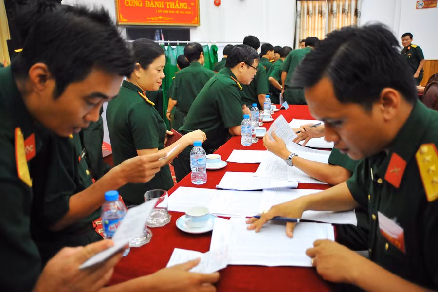 Cán bộ, chiến sĩ Binh đoàn 15 tham gia bỏ phiếu tại điểm bỏ phiếu số 1 phường Yên Thế. Ảnh: N.G