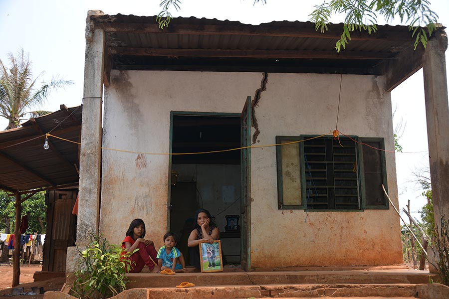 Chị Rmah Táp cùng con bên từng ngày trông ngóng trong vô vọng. Ảnh: Hữu Trường Chị Rmah Táp cùng con bên từng ngày trông ngóng trong vô vọng. Ảnh: Hữu Trường