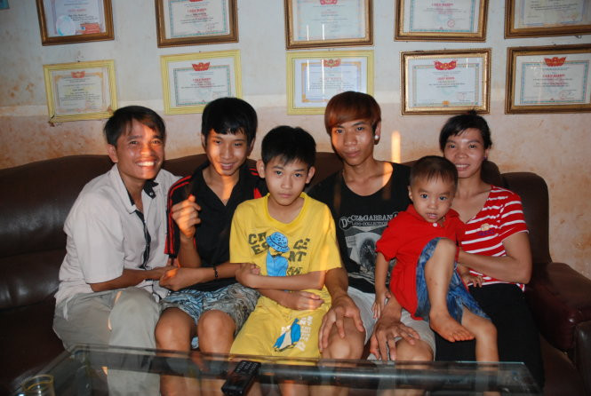 Lợi cùng vợ con và những đứa em mồ côi, lang thang được Lợi đưa về nuôi trong nhà Lợi cùng vợ con và những đứa em mồ côi, lang thang được Lợi đưa về nuôi trong nhà