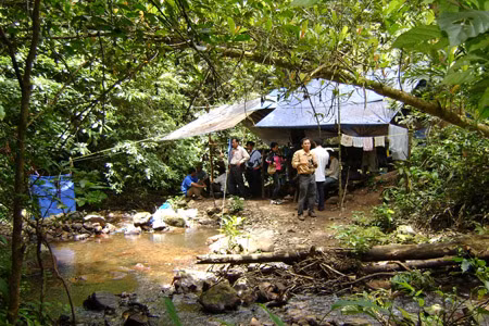 Lán trại của nhóm cán bộ nghiên cứu voọc. Ảnh: Duy Danh