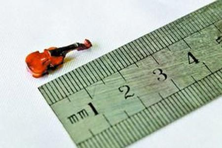 Chiếc đàn violon nhỏ nhất hành tinh ảnh 1 Chiếc đàn violon nhỏ nhất hành tinh ảnh 1