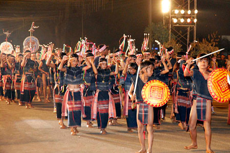 Đoàn cồng chiêng Gia Lai trong lễ hội đường phố. Ảnh: Đức Thụy