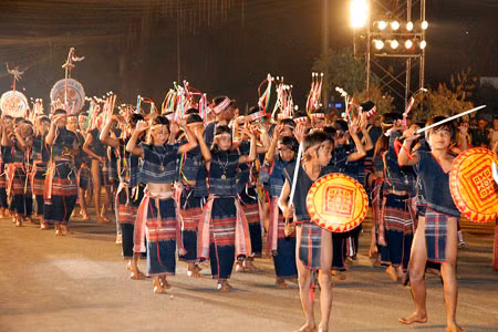 Đoàn cồng chiêng Gia Lai trong lễ hội đường phố. Ảnh: Đức Thụy