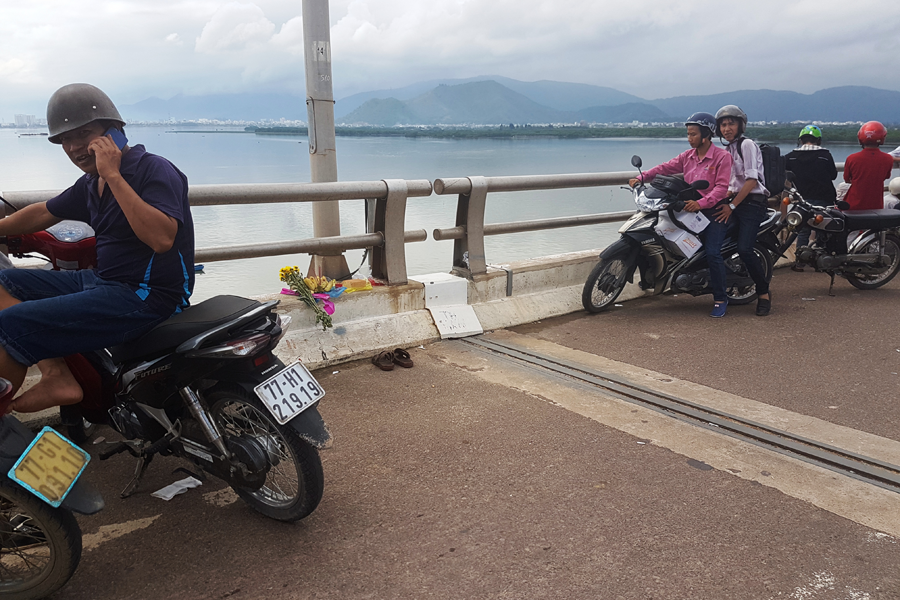 Hiện trường cầu Thị Nại nơi nghi anh C. đã nhảy xuống tự vẫn. Ảnh: T.P