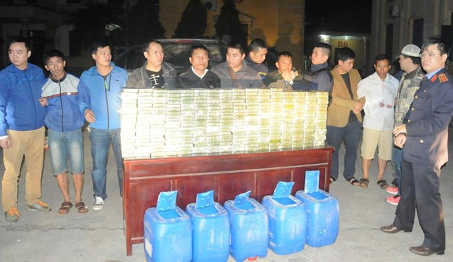 Các đối tượng liên quan đến vụ vận chuyển 300 bánh heroin bị cơ quan công an bắt. Các đối tượng liên quan đến vụ vận chuyển 300 bánh heroin bị cơ quan công an bắt.