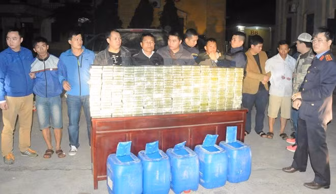 Các đối tượng liên quan đến vụ vận chuyển 300 bánh heroin bị cơ quan công an bắt.