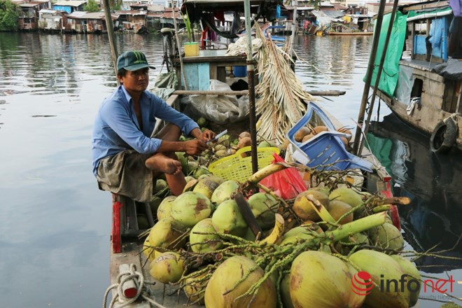 Mỗi chiếc ghe chở đầy những đặc sản trái cây miệt vườn của xứ sở ‘Chín Rồng”.
