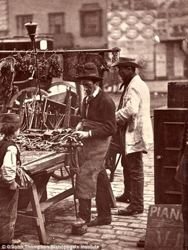 Ông Locksmith, một người chuyên làm nghề đánh chìa khoá, ông có tập hợp của tất cả những chìa khoá có thể mở được mọi ổ khoá ở London. Ông Locksmith, một người chuyên làm nghề đánh chìa khoá, ông có tập hợp của tất cả những chìa khoá có thể mở được mọi ổ khoá ở London.