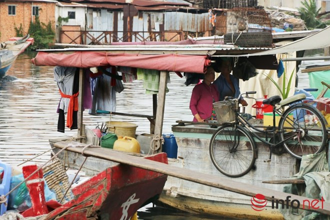 Họ - tự nhận mình là ‘kiếp thương hồ’ quanh năm suốt tháng lênh đênh trên sông nước, kiếm được những đồng tiền khó nhọc bằng nghề buôn bán nhỏ.