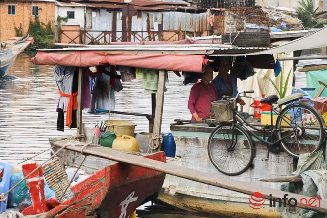 Họ - tự nhận mình là ‘kiếp thương hồ’ quanh năm suốt tháng lênh đênh trên sông nước, kiếm được những đồng tiền khó nhọc bằng nghề buôn bán nhỏ.