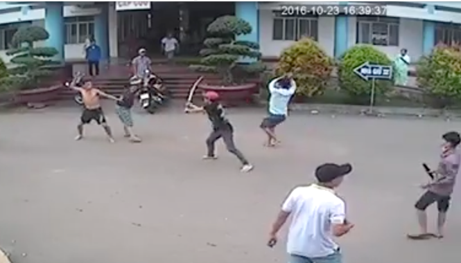 Hai nhóm thanh niên hỗn chiến kinh hoàng tại bệnh viện Hai nhóm thanh niên hỗn chiến kinh hoàng tại bệnh viện