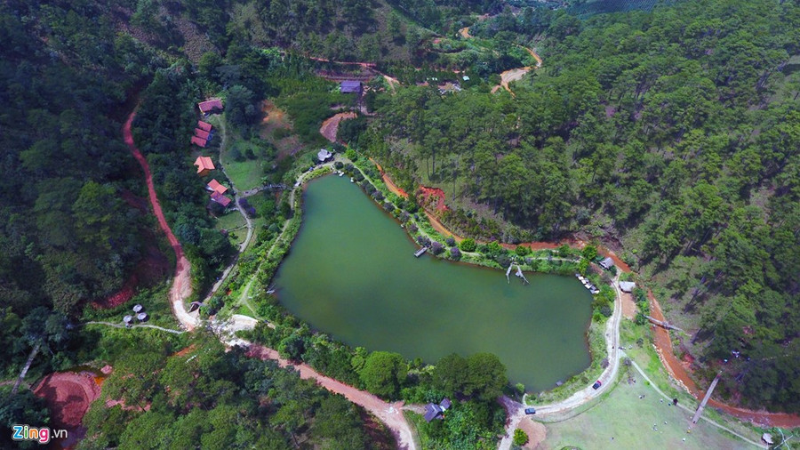 Làng Cù Lần là khu du lịch sinh thái văn hóa đầu tiên và có tính hoạch định cụ thể rõ ràng nhất ở vùng đất Lạc Dương kể từ khi ra chủ trương mời gọi đầu tư, một kiểu kiến tạo thân quen nhưng hài hòa, lạ lẫm trong nhiều góc độ. a