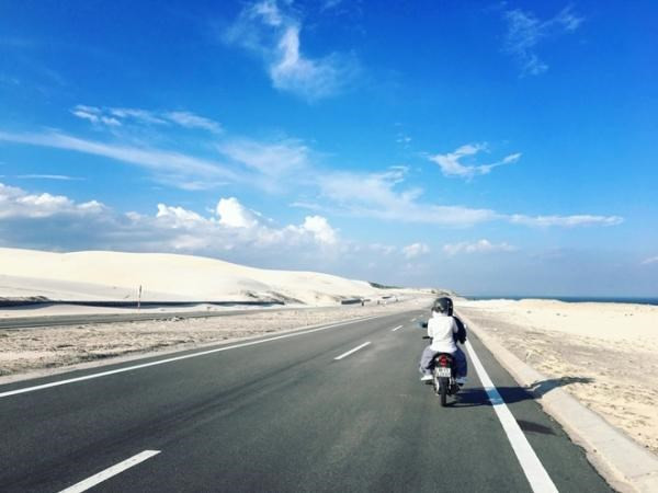 Cũng chính bởi vẻ đẹp hút hồn và rất Tây mà cung đường ven biển Bàu Trắng - Phan Rí Cửa đã nhanh chóng trở thành địa điểm check-in của dân phượt.