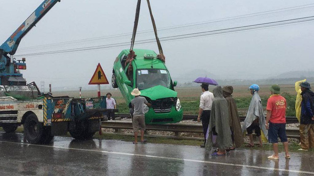 Chiếc taxi bị đâm hư hỏng nặng. Chiếc taxi bị đâm hư hỏng nặng.