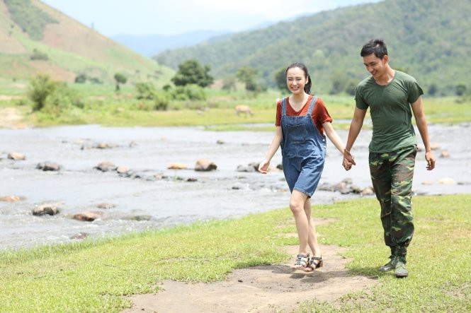 Cô giáo Linh (Angela Phương Trinh) và Bách (Võ Cảnh) trong phim Sứ mệnh trái tim